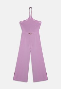 Tuta in lavanda caratterizzata da un corpetto aderente, pantaloni a gamba larga, sottili spacchi laterali e una cintura decorativa con una fibbia dorata.