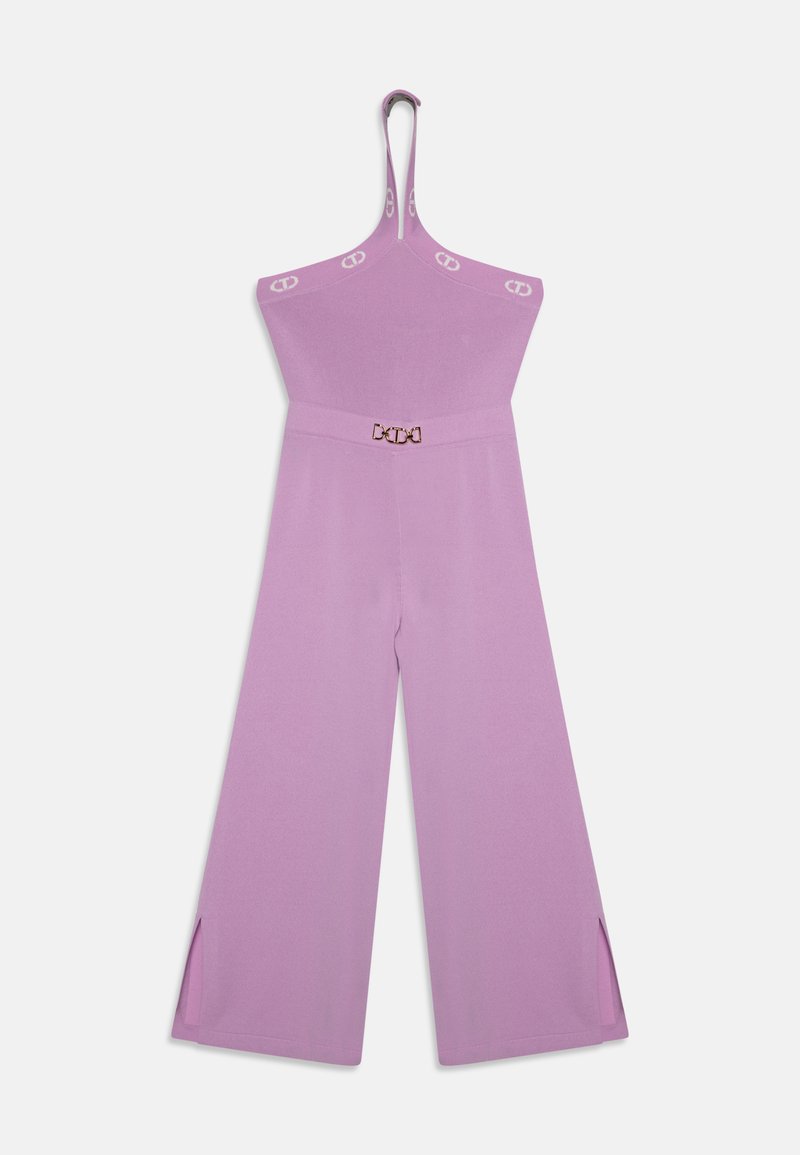 Levandulový overal s přiléhavým živůtkem, širokými nohavicemi, diskrétními bočními rozparky a dekorativním páskem se zlatým sponou.