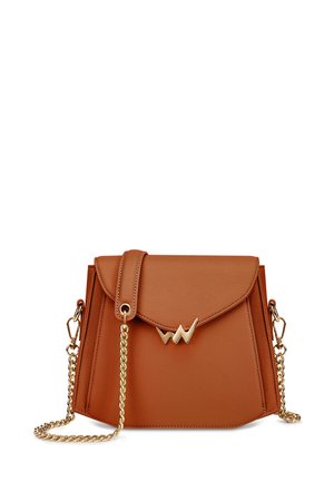 Braune Kunstleder-Handtasche mit einem goldenen Kettenriemen, Klappenverschluss und einem auffälligen goldenen Logo-Akzent auf der Vorderseite. Rechteckige Form.