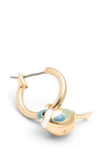 Guld hoop ørekæde med en fugleformet charme med blå og grønne detaljer. Charme har en blank overflade og en distinkt form.