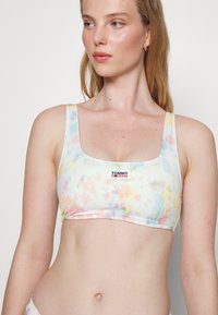 Mehrfarbiger Batik-Bikini-Oberteil aus glattem Stoff, mit breiten Trägern und quadratischem Ausschnitt. Logopatch auf der Vorderseite.