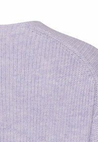 Helles lila Strickgewebe mit feiner Textur, das über einen runden Ausschnitt und ausgeprägte Rippen an der Schulternaht verfügt.