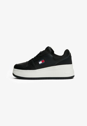 Czarne sneakersy z gładką skórzaną cholewką, białą platformą oraz detalem logo w czerwonym, białym i niebieskim kolorze po boku.