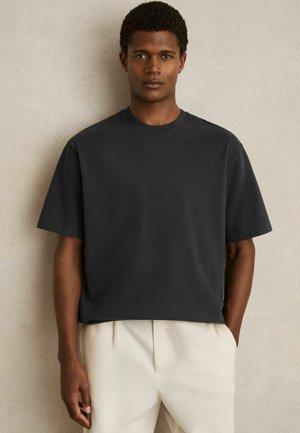 Reiss REGULAR FIT - NOMO GARMENT-DYED - Basic T-shirt - washed black