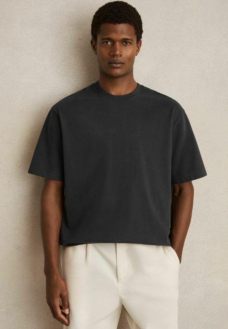 Reiss REGULAR FIT - NOMO GARMENT-DYED - Paprasti marškinėliai - washed black