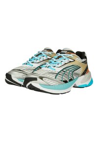 Scarpe sportive con tomaia argentata, accenti neri, suola acquamarina e lacci blu chiaro. Presentano una texture rigata e un marchio ben visibile sulla linguetta.