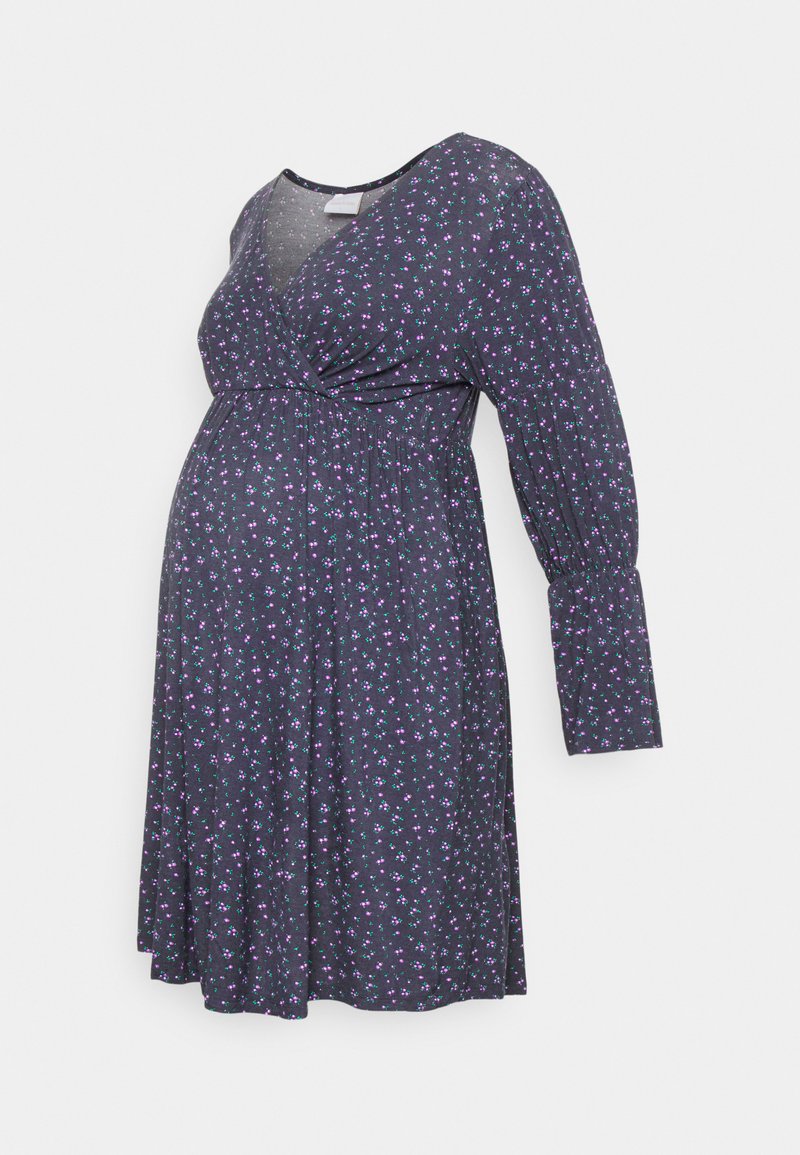 Vestido de maternidade cinza escuro com mangas longas, design envolvente, cintura pregueada e pequeno padrão floral multicolorido por toda a parte. Textura de tecido suave.