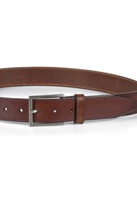 Bruine leren riem met een gladde textuur, voorzien van een zilveren rechthoekige gesp en gaatjes voor aanpassing. Stiksel langs de randen.