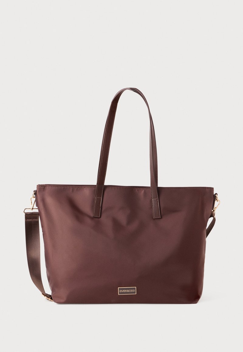 Bolsa tote castanha com alças longas e alça de ombro destacável, com acabamentos em tom dourado e placa do logo "EVEN&ODD" na frente.