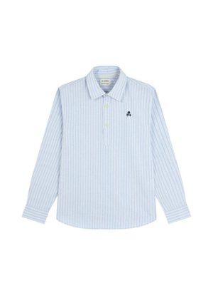 Camisa de manga larga azul claro con rayas verticales blancas, cuello con solapa, tapeta de tres botones y pequeño logo de calavera negra en el pecho.