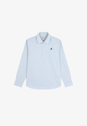 Camicia a maniche lunghe di colore azzurro chiaro con righe bianche verticali, colletto, placca con tre bottoni e piccolo logo di teschio nero sul petto.