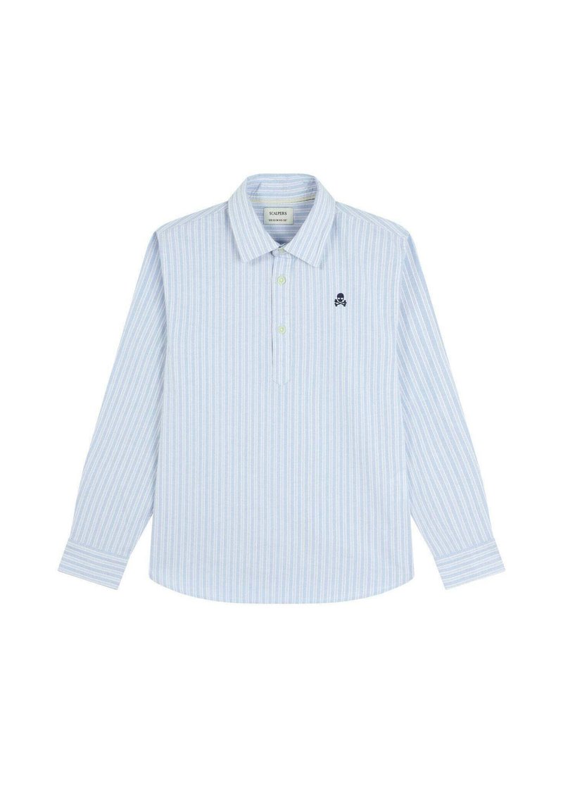 Camisa de manga larga azul claro con rayas verticales blancas, cuello con solapa, tapeta de tres botones y pequeño logo de calavera negra en el pecho.