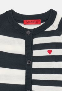 Cardigan a righe navy e bianche con collo rotondo, dotato di bottoni neri e un piccolo ricamo a forma di cuore rosso sul lato sinistro.