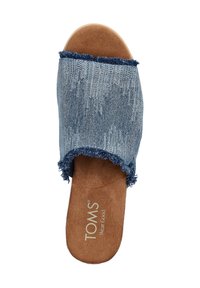 Denim schuifsandalen met een rafelige rand, bruin gevoerd voetbed en "TOMS Wear Good" branding. Casual ontwerp in lichtblauwe kleur.