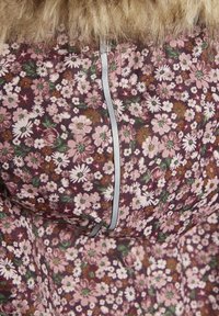 Blomsterkjole med burgunder stoff og rosa og hvite blomster mønster. Utsmykket med en sølvglidelås langs baksaum.