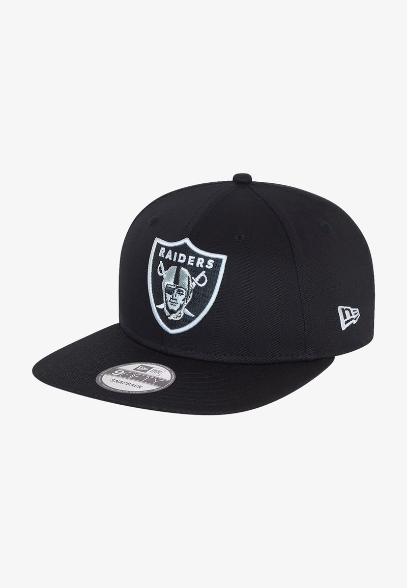 Gorra negra tipo snapback con visera plana y diseño estructurado. Presenta un prominente logo de los Raiders en blanco y gris en la parte frontal.
