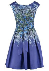 Modré šaty do délky kolen s květinovým potiskem, široký pás uvázaný vpředu, bez rukávů a s výstřihem do lodičky, a skládací sukní.