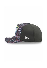 Cap mit einem schwarzen Stoffrücken und einem mehrfarbigen Spritzdesign auf der Vorderseite. Besitzt einen gebogenen Schirm und ein gesticktes Logo an der Seite.