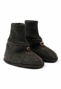 Grå filtat ulltofflor med ribbmuddar, prydda med en dekorativ brun knapp och kontrasterande sömmar längs sulan.