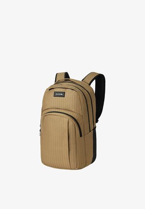 Zaino Dakine color tan con righe verticali sottili, spallacci imbottiti, diversi scomparti con cerniera e una piccola maniglia frontale.
