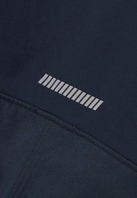 Marineblått stoff med en teksturert overflate, med en reflekterende sølvlogo bestående av horisontale og vertikale striper.