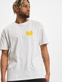 Witte katoenen T-shirt met korte mouwen, voorzien van een gele Wu-Tang Clan-logo op de borst. Standaard pasvorm, gladde textuur.