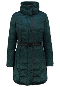Podšitý zelený kabát s vysokým límcem, páskem v pase a zipovými kapsami. Obsahuje texturovanou látku a černé akcenty podél okrajů.