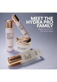 Fire KIKO Milano Hydra Pro hudpleieprodukter med hvit og gull emballasje på en grå overflate, som fremmer dyp hydrering for alle hudtyper.