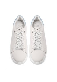Sneakers bianchi in pelle con lacci e cuciture argentate. Accenti testurizzati di un blu chiaro sul tallone. Design della suola piatta e morbida.