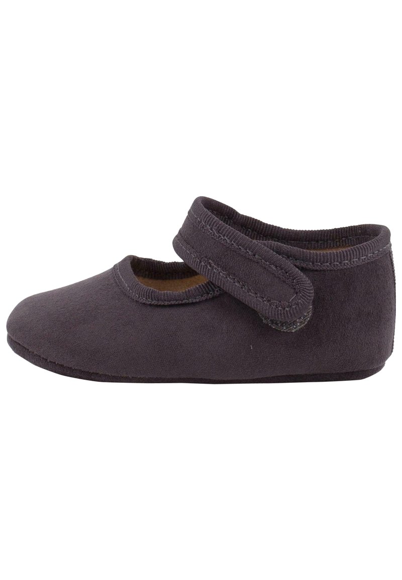 Chaussure en tissu gris foncé avec un clin d'œil arrondi et une sangle Velcro, présentant une texture douce et une semelle plate et flexible.