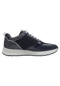 Baskets sportives avec une tige en tissu noir, des accents noirs brillants, des lacets blancs et un dos texturé à motif gris. Elles possèdent une semelle en caoutchouc blanche.