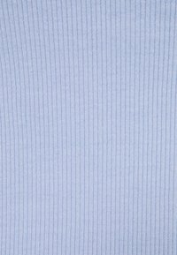 Tissu bleu clair avec une texture côtelée verticale tricotée.