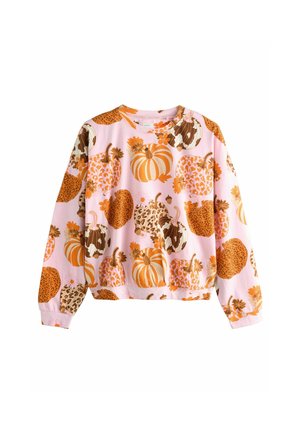 Sweatshirt rose affichant un motif de citrouilles orange et brunes, de fleurs et de motifs animaliers. Manches longues avec un col rond et une coupe décontractée.