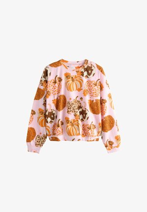 Sweatshirt rose affichant un motif de citrouilles orange et brunes, de fleurs et de motifs animaliers. Manches longues avec un col rond et une coupe décontractée.