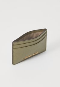 Portafoglio in pelle verde con più scomparti per carte, dotato di un logo dorato sulla parte frontale, texture liscia e design elegante.