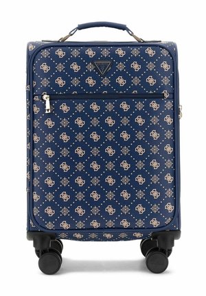 Valise cabine bleu marine avec motif monogramme beige, poche avant zippée, poignée supérieure et quatre roues pivotantes noires.