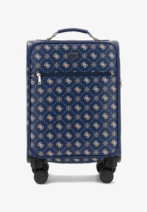 Valise cabine bleu marine avec motif monogramme beige, poche avant zippée, poignée supérieure et quatre roues pivotantes noires.