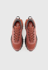 Lacoste ELITE ACTIVE  - Tenisice - orange/ dark grey