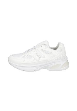 Zapatilla deportiva blanca con cordones, paneles de malla, superposiciones cosidas y una suela gruesa y esculpida, mostrada de perfil sobre un fondo blanco.