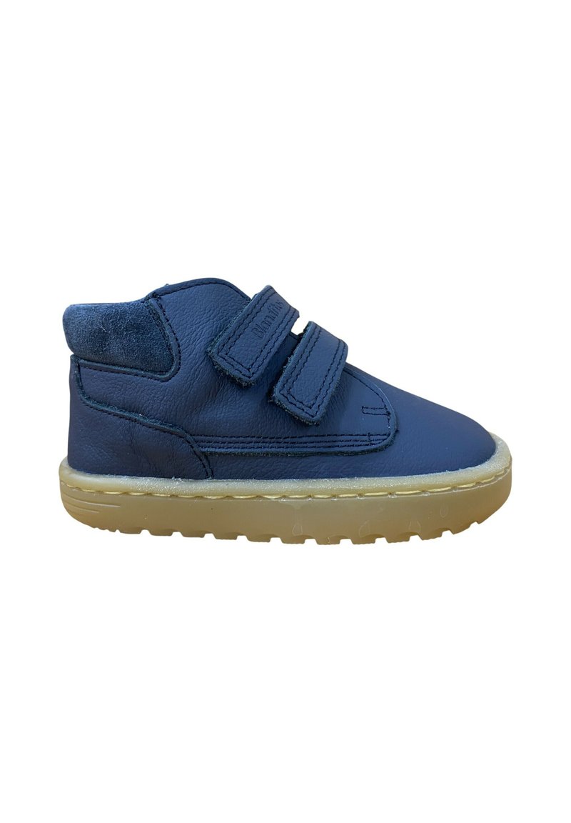 Zapato infantil azul de cuero con dos correas de velcro, un acolchado suave en el tobillo y una suela de goma con un patrón texturizado.