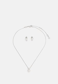 Zilveren ketting met een ronde parel hangertje en bijpassende parel studs, voorzien van een delicate ketting en een minimalistich design.
