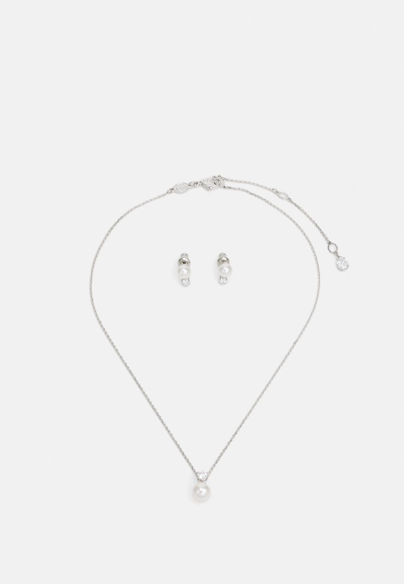 Zilveren ketting met een ronde parel hangertje en bijpassende parel studs, voorzien van een delicate ketting en een minimalistich design.