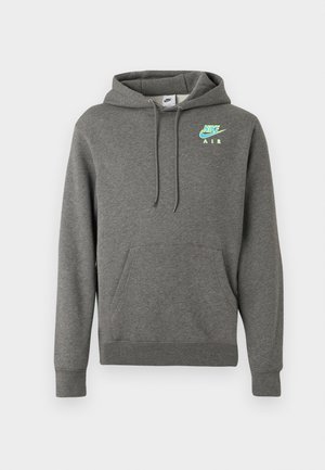 Tmavošedá mikina Nike Air s prednou vreckom a neonovo modrým a žltým logom na ľavej hrudi, vystavená na bielom pozadí.