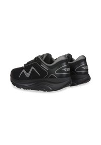 Zapatillas deportivas negras con suela acolchada, que presentan una textura suave, detalles en gris y un patrón de diseño ondulado en el lado.