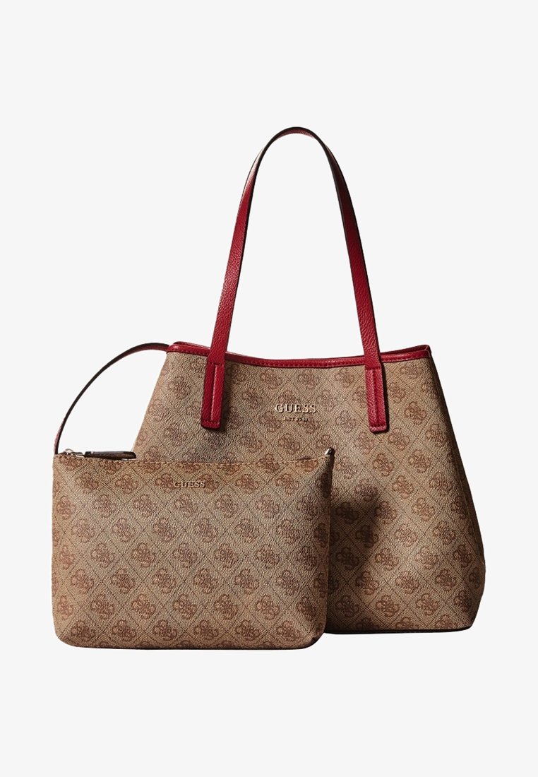 Sac cabas Guess beige à motifs avec poignées rouges et pochette zippée assortie, tous deux affichant le logo Guess en lettres dorées.