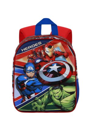 Sac à dos rouge orné de graphismes de super-héros représentant Iron Man, Captain America et Hulk. Bretelles bleu vif et détail de tissu texturé.