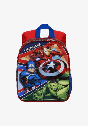 Sac à dos rouge orné de graphismes de super-héros représentant Iron Man, Captain America et Hulk. Bretelles bleu vif et détail de tissu texturé.