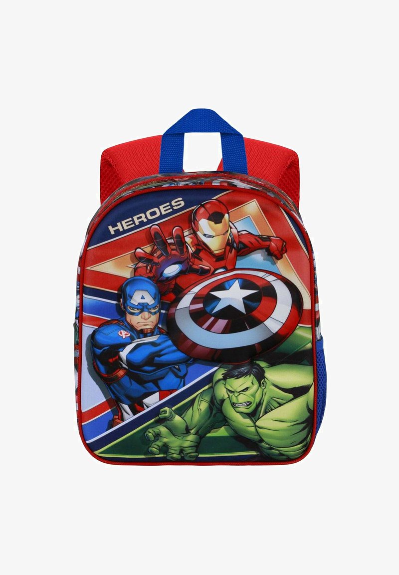 Sac à dos rouge orné de graphismes de super-héros représentant Iron Man, Captain America et Hulk. Bretelles bleu vif et détail de tissu texturé.