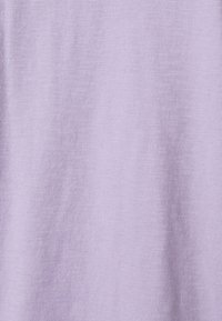 Ljuslila t-shirt gjord av mjukt, slätt tyg; enkel design med minimal textur, i en enhetlig färg genom hela plagget.