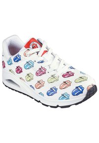Scarpa da ginnastica bianca con una superficie testurizzata che presenta logo colorati sulla linguetta. Include lacci bianchi, un collo imbottito e una suola in gomma nera.